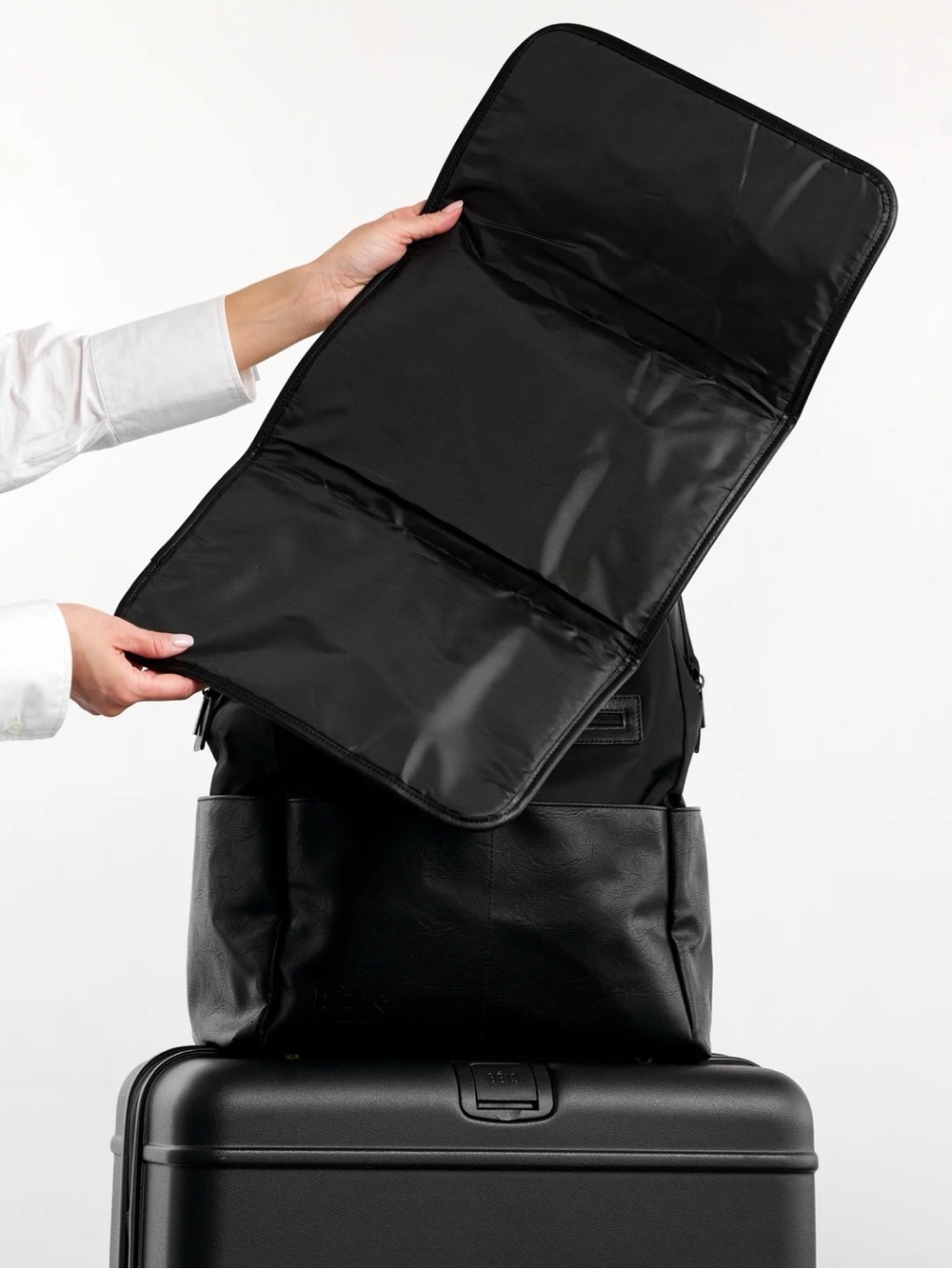 BÉIS The Backpack Diaper Bag - Picture 5 of 8